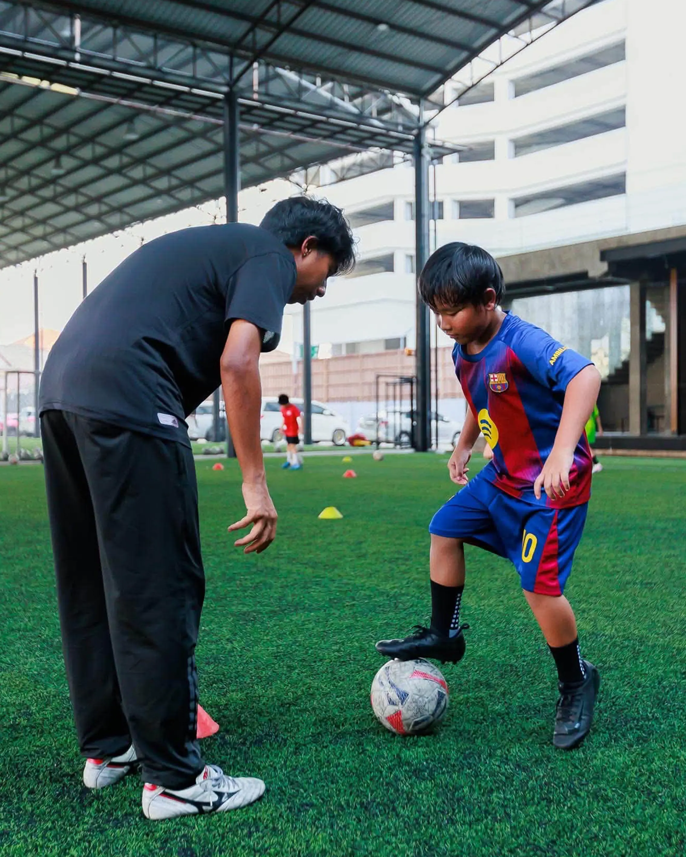 นักเรียน Kskill Academy ฝึกซ้อมพื้นฐานฟุตบอลในสนาม Soccer 24 รามอินทรา