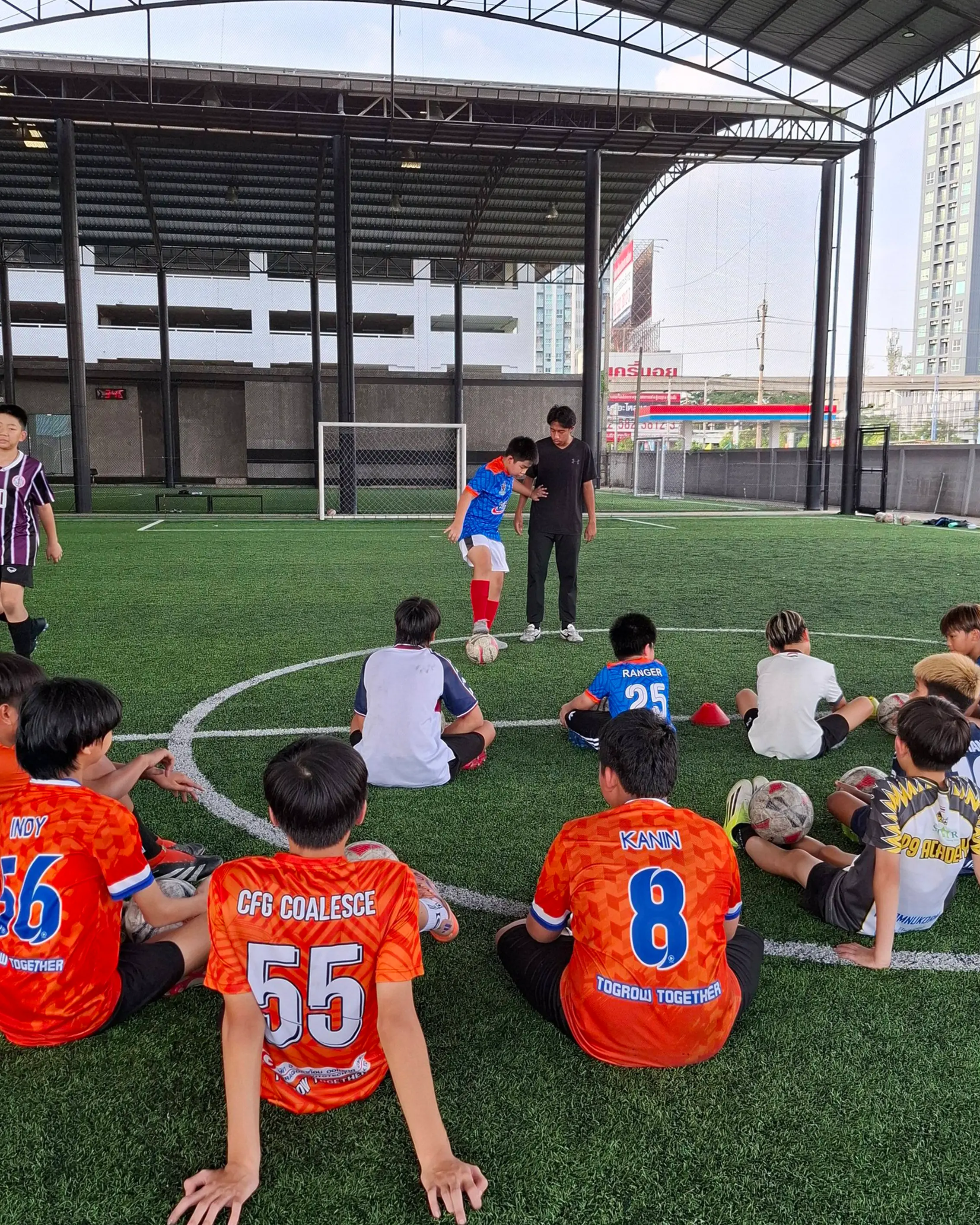 การฝึกซ้อมจริงของเด็ก ๆ ในคลาสฟุตบอลทุกวันอาทิตย์ ที่สนาม Soccer 24